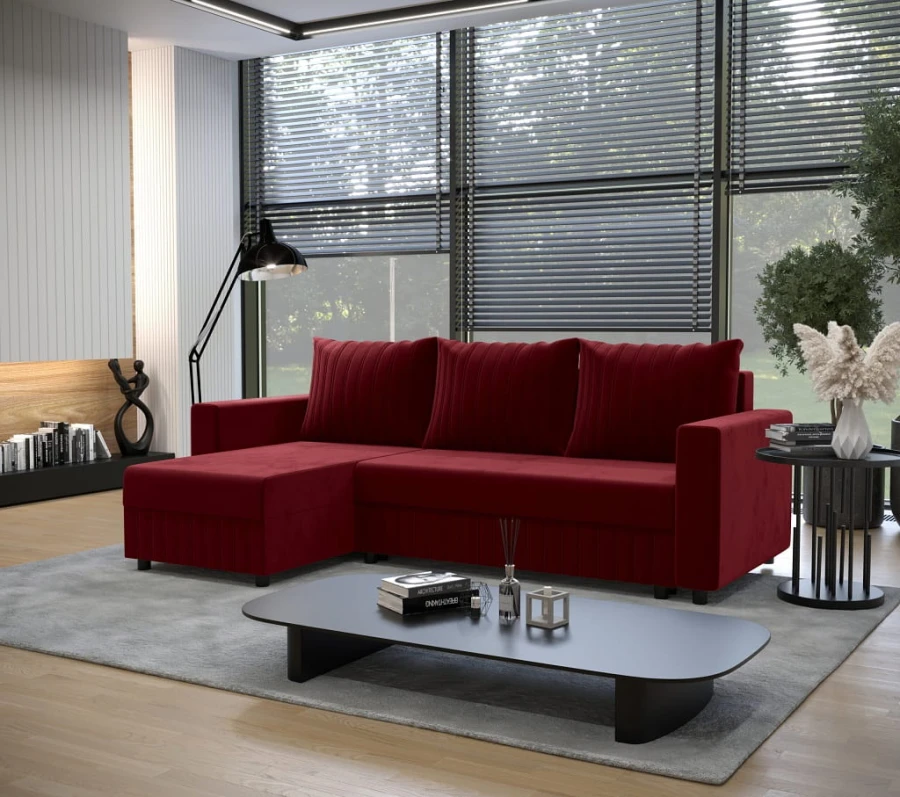 Rotes Ecksofa im minimalistischen Wohnzimmer mit großen Fenstern und Jalousien.