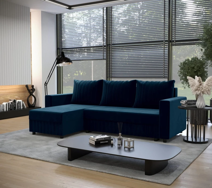 Modernes blaues Ecksofa aus Samt in stilvollem Wohnzimmer mit schwarzem Couchtisch und Teppich.