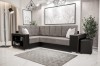 Modernes Ecksofa in Schwarz und Grau mit praktischem Regal und ausziehbarem Hocker im Wohnzimmer.
