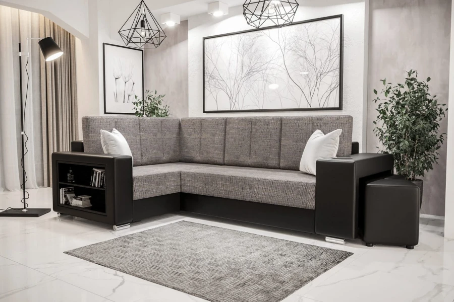 Modernes Ecksofa in Schwarz und Grau mit praktischem Regal und ausziehbarem Hocker im Wohnzimmer.