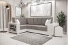 Stilvolles Ecksofa in Weiß und Grau mit integriertem Regal und passendem Hocker für das Wohnzimmer.