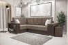 Braun-beiges Ecksofa mit integriertem Regal und Hocker in modernem Wohnzimmer.