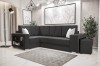 Modernes schwarzes Ecksofa mit integriertem Regal im Armteil und weißen Dekokissen im hellen Wohnzimmer.