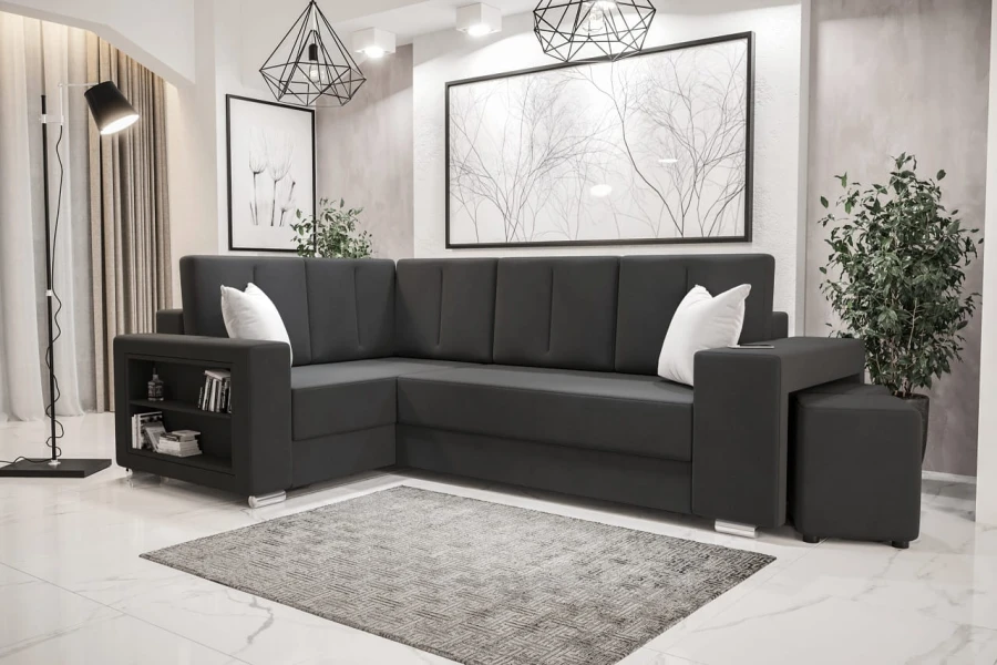 Modernes schwarzes Ecksofa mit integriertem Regal im Armteil und weißen Dekokissen im hellen Wohnzimmer.