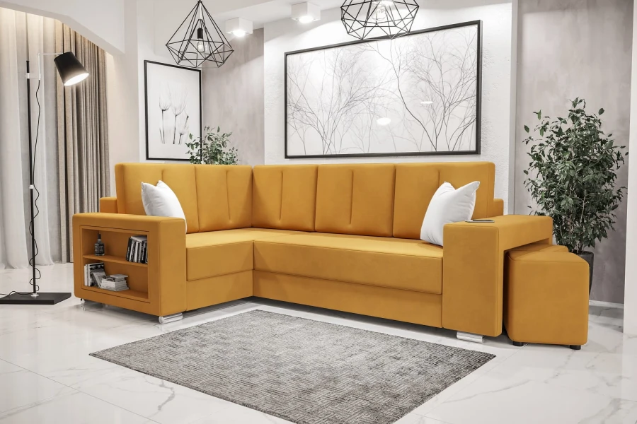 Elegantes senfgelbes Ecksofa mit praktischem Regal und passendem Hocker in einem modernen Wohnbereich.