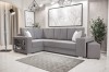 Graues Ecksofa mit integriertem Regal und Hocker im modernen Wohnzimmer.