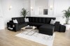 Schwarzes Ecksofa mit Regal in der Armlehne in modernem Wohnzimmer.