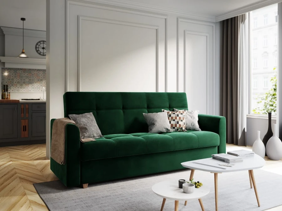 Modernes grünes Samtsofa im Wohnzimmer mit Kissen und weißem Couchtisch.