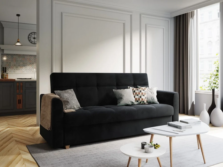 Schwarzes Samtsofa in einem modernen Wohnzimmer-Ambiente mit hellen Möbeln.