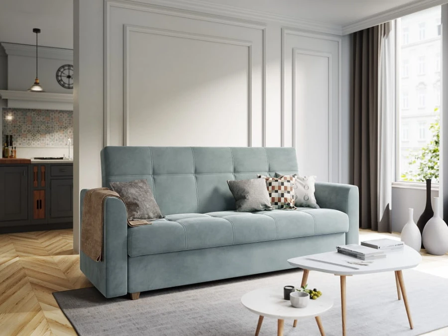 Hellblaues Polstersofa mit Kissen in einem modernen Wohnzimmer.
