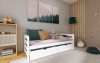 Weißes Funktionsbett im modern dekorierten Kinderzimmer mit Kuscheltieren und Kissen.