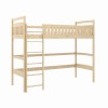 Hochbett aus hellem Kiefernholz mit Leiter für das Kinderzimmer.