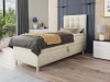 Beiges Boxspringbett für eine Person in modernem Schlafzimmer-Ambiente mit Holzdekor.