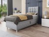 Hellgraues Boxspringbett Einzelbett in stilvollem Schlafzimmer mit modernen Möbeln.