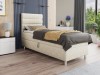 Elegantes beiges Polsterbett in moderner Schlafzimmer-Umgebung mit Bettwäsche.