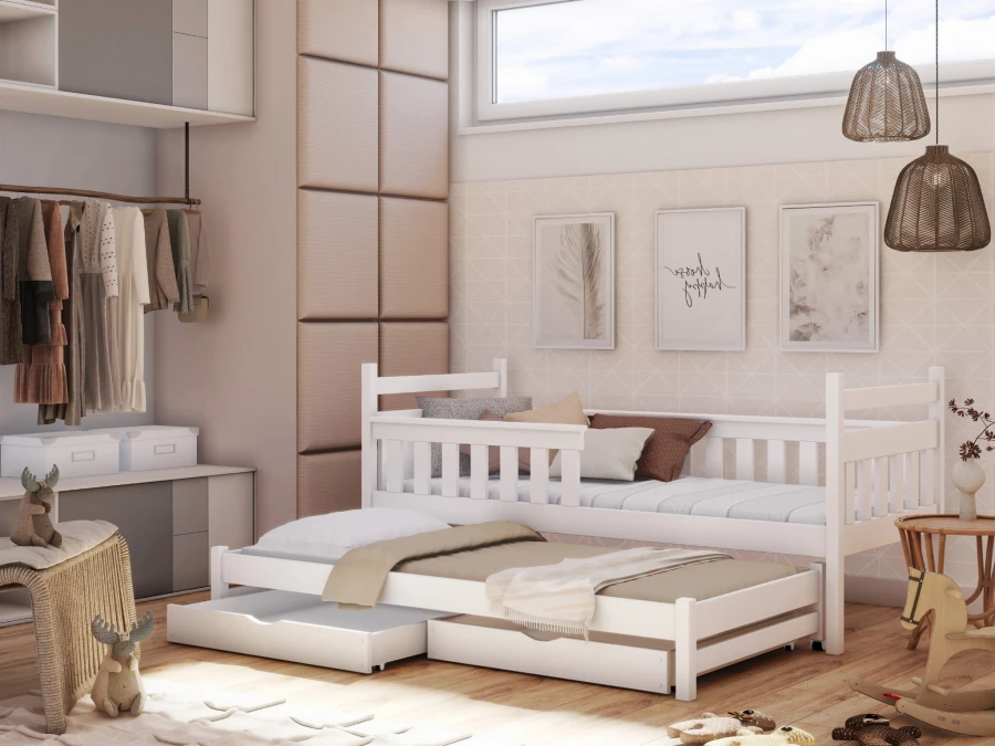 Weißes Kinderbett mit Ausziehbett und Stauraum im gemütlichen Kinderzimmer.