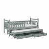 Graues Kinderbett mit Rausfallschutz, Ausziehbett und offenen Schubladen.