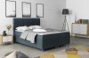Elegantes Boxspringbett in Dunkelblau, stilvoll kombiniert im modernen Interieur.