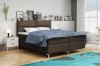 Gemütliches braunes Boxspringbett in modern eingerichtetem Schlafzimmer.