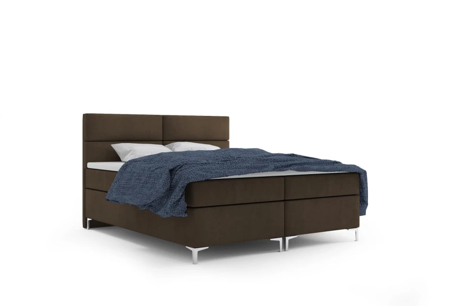 Freigestelltes braunes Boxspringbett mit blauer Decke und Metallfüßen.