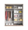 Innenansicht Kleiderschrank mit Kleiderstange, Regalfächern und praktischer Schuhablage.
