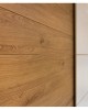 Detailaufnahme einer Schrankfront in natürlicher Eichenoptik mit Holzmaserung.