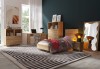 Modernes Jugendzimmer-Set in Eiche mit Bett, Schreibtisch und Zickzack-Teppich.