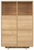 Hohes Sideboard in Eichenoptik mit geschlossenen Türen und offenen Regalfächern.