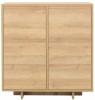 Zweitüriges Sideboard in Eiche-Optik für minimalistischen Stauraum.