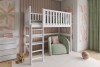 Weißes Hochbett für Kinder mit Leiter und grünem Sessel in einem hell eingerichteten Kinderzimmer.