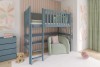 Graublaues Kinderhochbett mit Leiter und gemütlichem Sessel im modern gestalteten Kinderzimmer.