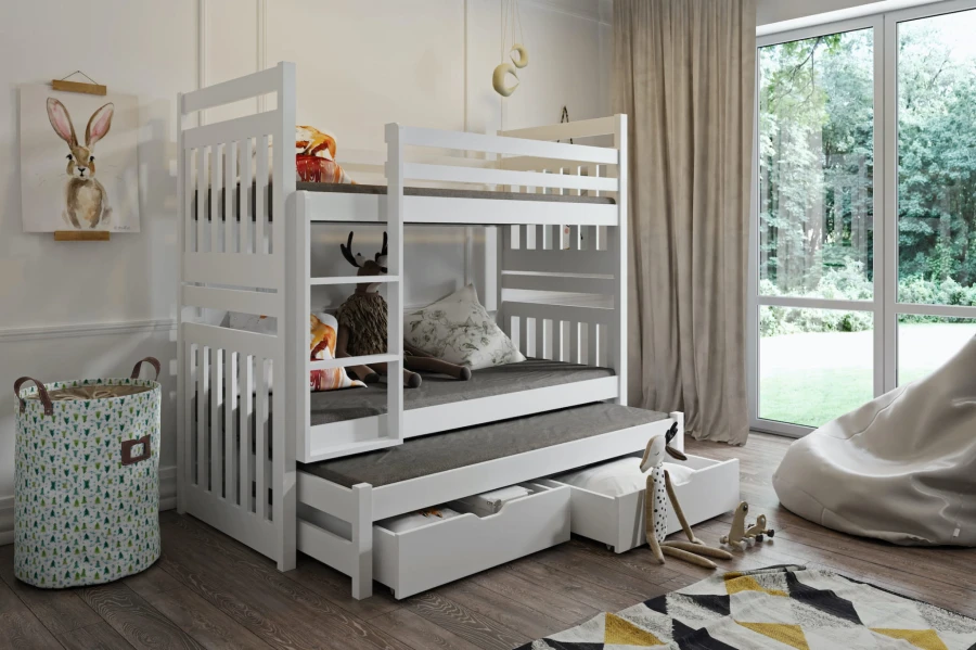 Weißes Etagenbett für drei Kinder mit ausziehbarem Bettkasten und Schubladen in hellem Kinderzimmer.