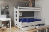 Weißes Etagenbett aus Holz mit blauer Bettwäsche, Leiter und zwei Schubladen im modernen Kinderzimmer.