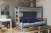 Graues Hochbett für Kinder mit integrierter Leiter, blauer Bettwäsche und zwei Bettkästen.