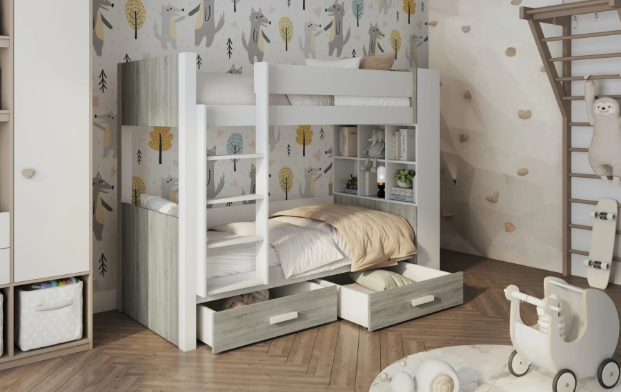 Stapelbed in wit en grijze houtlook met plank en bedladen in een speels ingerichte kinderkamer.