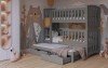 Graues Etagenbett für drei Kinder mit Ausziehfunktion und zwei Bettschubladen im Kinderzimmer.