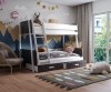Stapelbed in grafiet-wit in de kinderkamer met blauwe bergwandsdecoratie en tapijt.