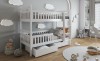 Weißes Stockbett aus Holz mit Bettkasten und Stauraum in hellem Kinderzimmer.