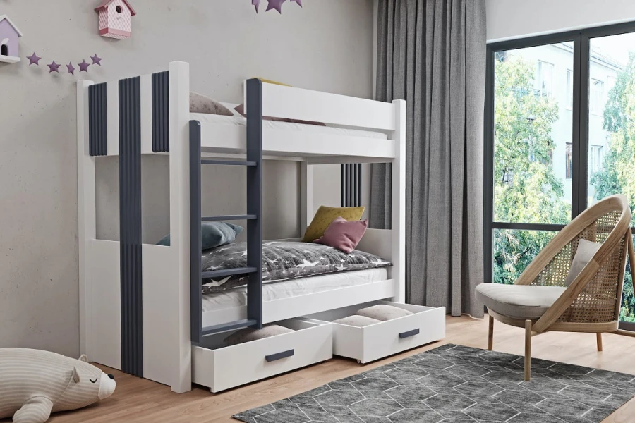 Modernes weißes Kinderetagenbett mit grauen Elementen, Leiter und zwei Bettschubladen im Zimmer.