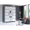 Wohnbeispiel: Weißer Spiegelschrank im modern eingerichteten Zimmer mit grauem Sofa.