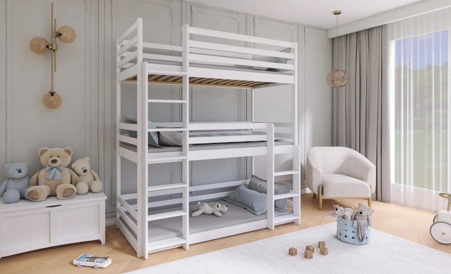 Weißes Dreier-Etagenbett im hellen Kinderzimmer mit gemütlicher Dekoration.