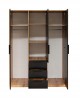 Vollständig geöffneter 3-türiger Kleiderschrank in Eiche und Schwarz mit viel Stauraum.