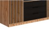 Detail eines Kleiderschranks mit Holz-Lamellen und schwarzen Schubladenfronten.