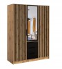 Kleiderschrank in Eiche-Optik mit schwarzen Lamellen, Frontspiegel und drei Schubladen.
