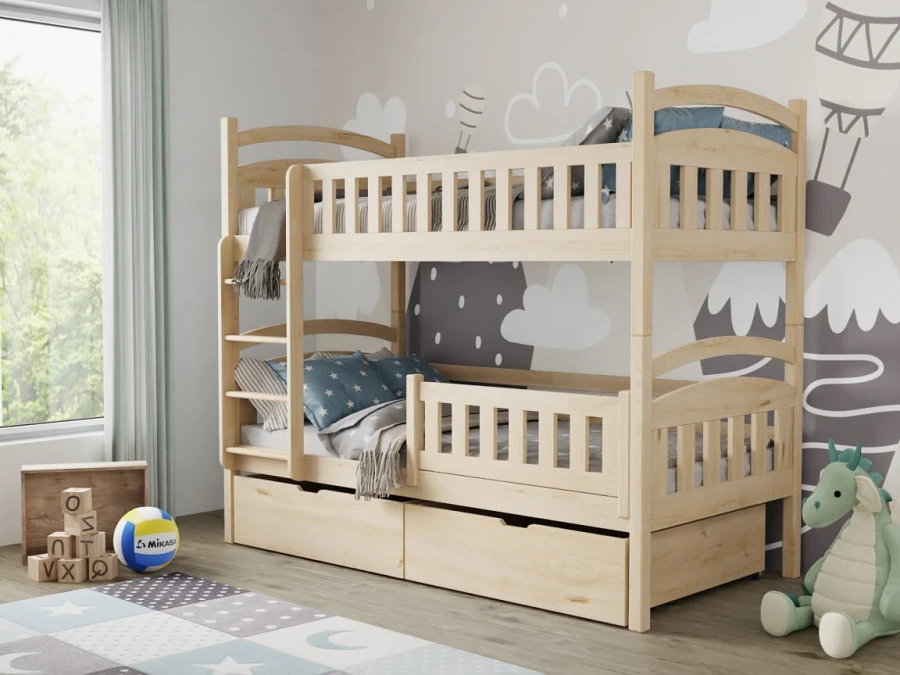 Stapelbed van licht natuurlijk hout voor kinderen met twee laden en uitvalbeveiliging.