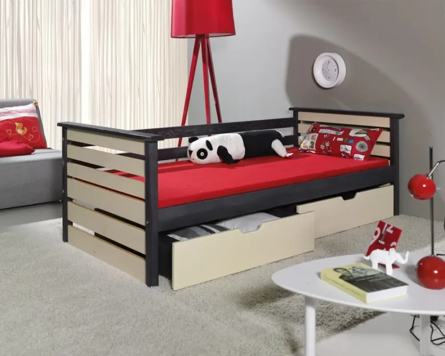 Modernes Kinderbett in Schwarz und Naturholz mit zwei praktischen Bettschubladen und roter Matratze.