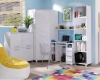 Modernes weißes Kinderzimmer mit Eckkleiderschrank, Schreibtisch und Regal-Kombination.