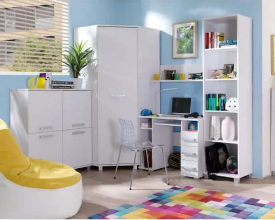 Modernes weißes Kinderzimmer mit Eckkleiderschrank, Schreibtisch und Regal-Kombination.