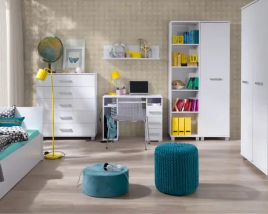 Komplette Jugendzimmer-Einrichtung in Weiß mit Kommode, Schreibtisch und hohem Regal.