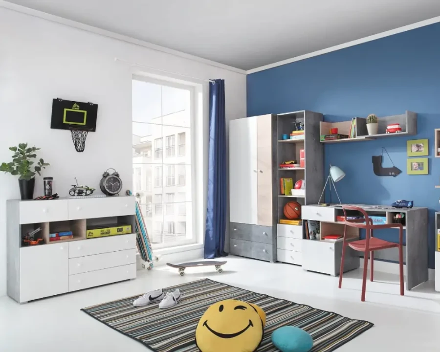 Stilvolles Kinderzimmer mit Schreibtisch, Regal und Skateboard in hellen Farben.